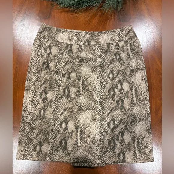 New York & Company Snake Print Pencil Skirt, size 8 - Picture 5 of 8